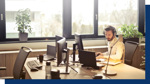 شخص در حال بررسی همزمان چند سیستم